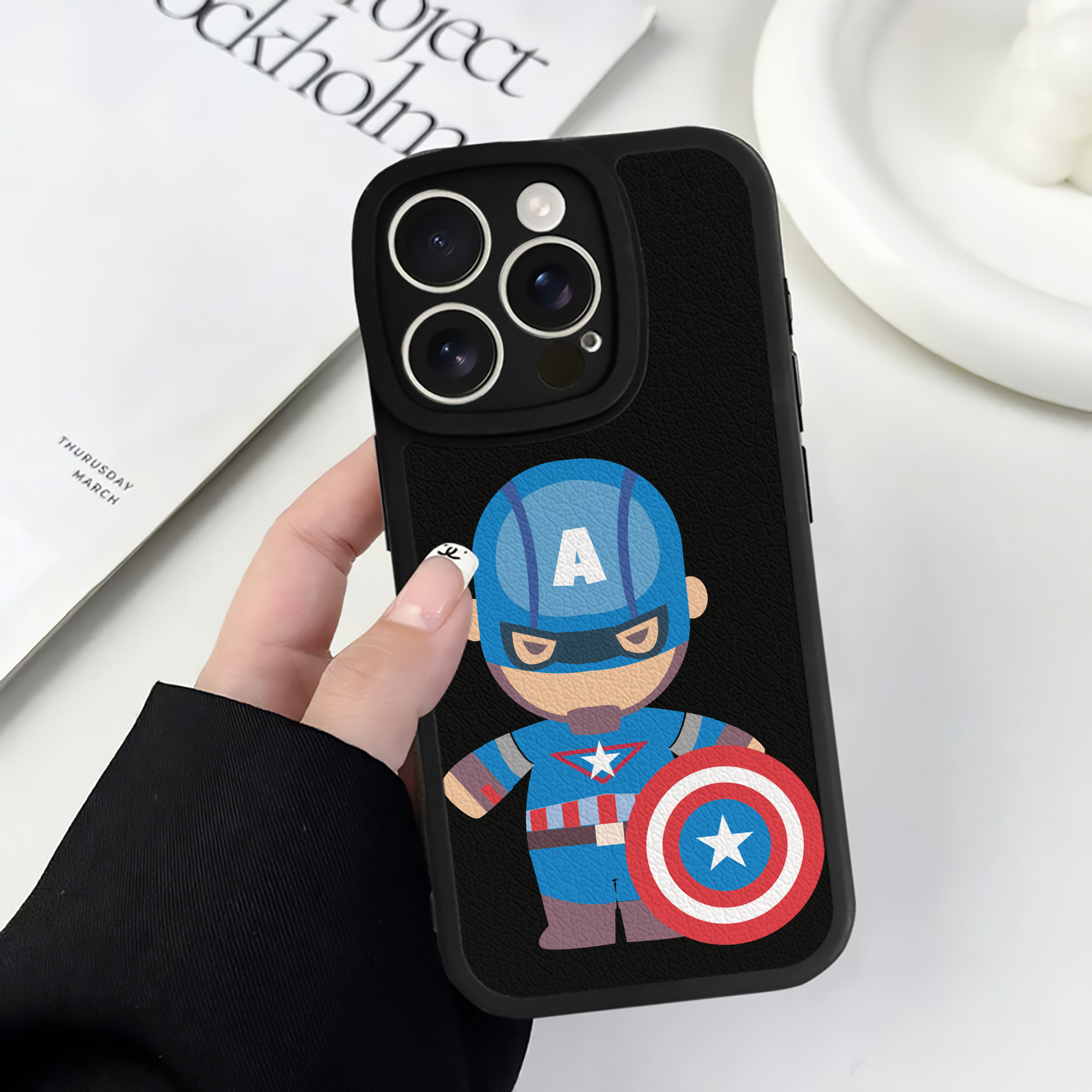 （画像用） アベンジャーズ The Avengers 【iPhone 16シリーズ対応】シリコンスマホケース（レザー調） 材質：シリコン